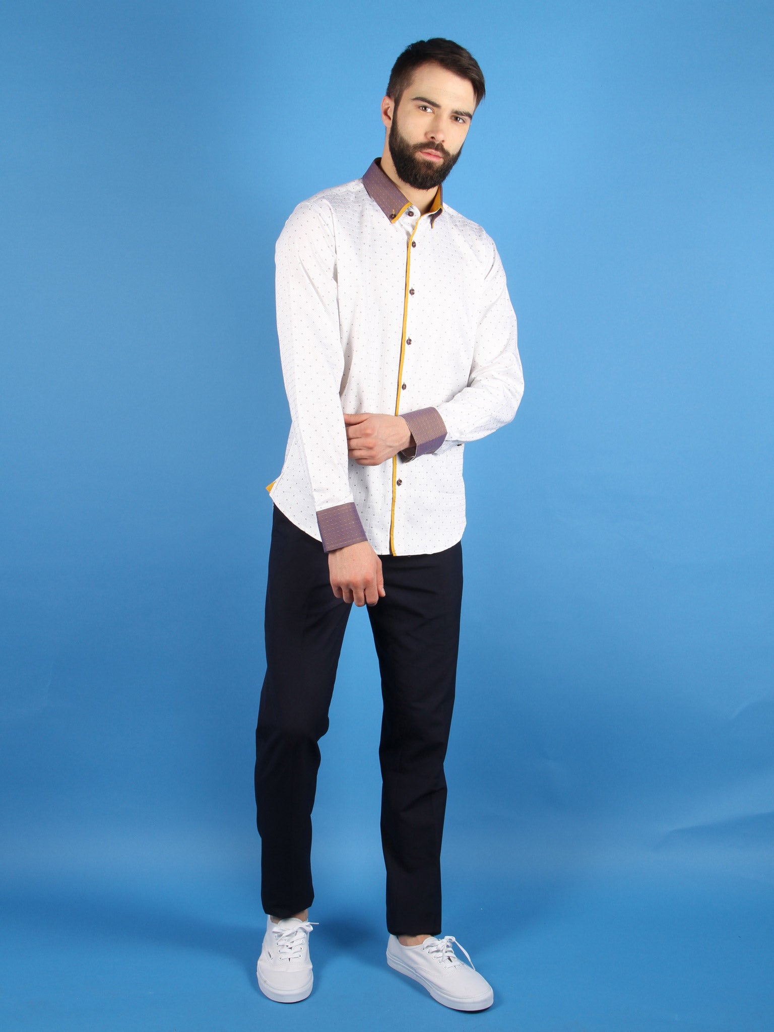 gold horizon shirt model walking image